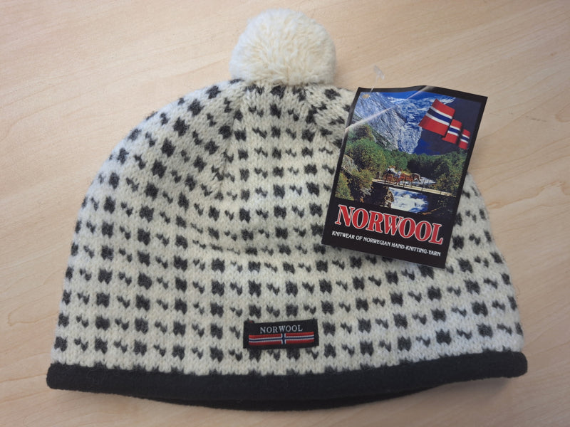 M102 151 - Noorse Muts Faro Motief - Ecru (met fleeceband)