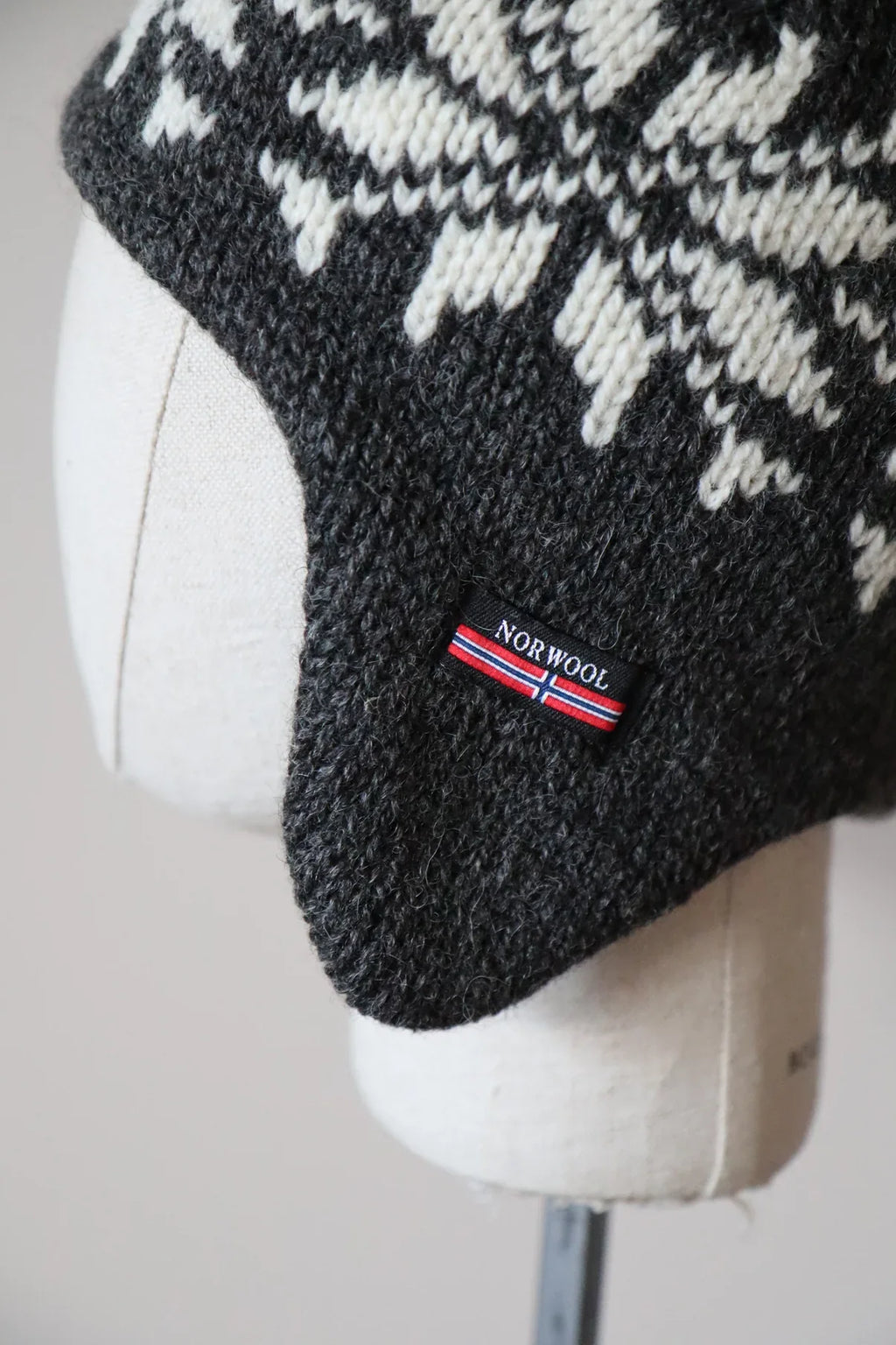 M191F 59 - Noorse Wollen Muts Met Oorwarmer en Fleecevoering - Antracite