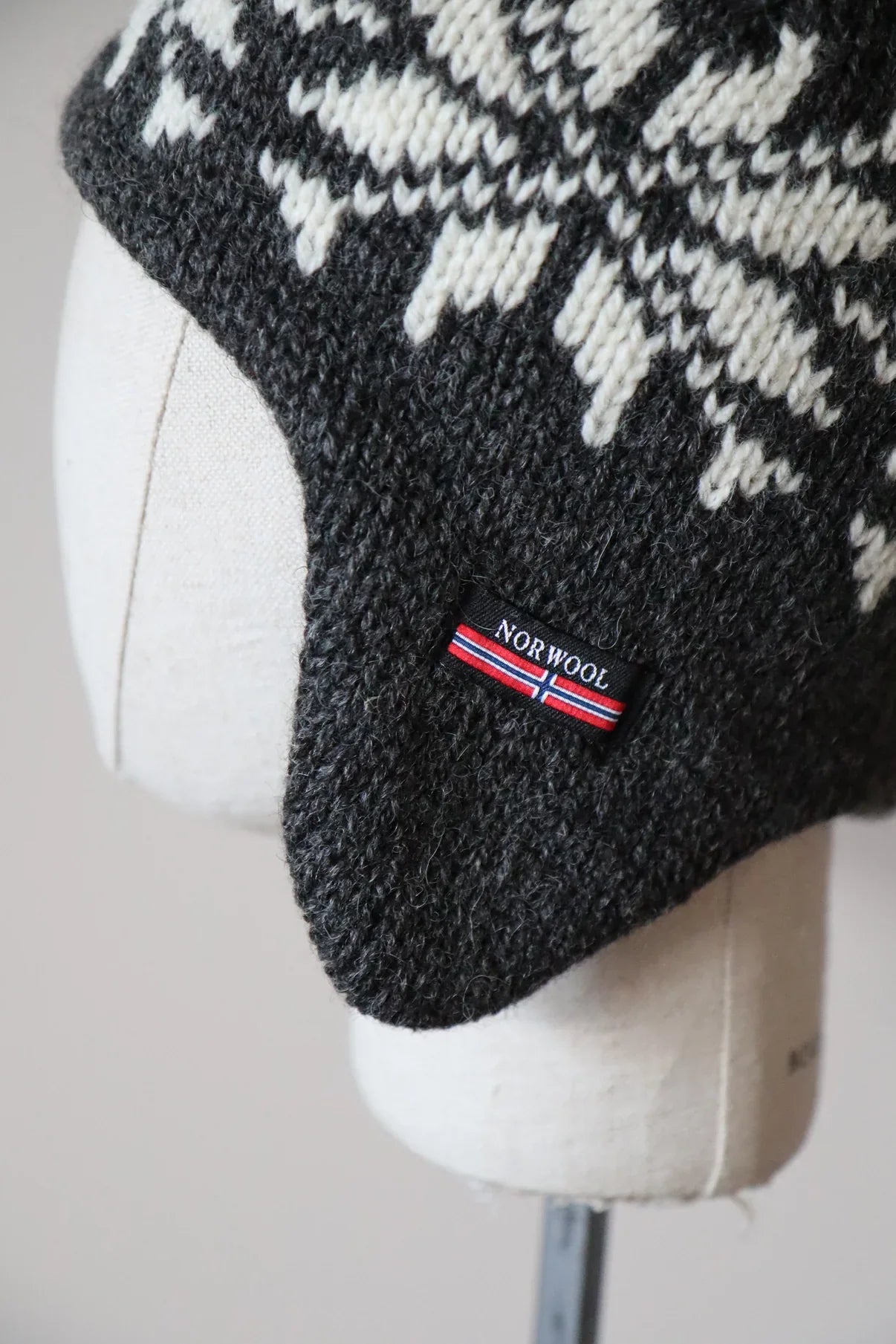 M191F 59 - Noorse Wollen Muts Met Oorwarmer en Fleecevoering - Antracite