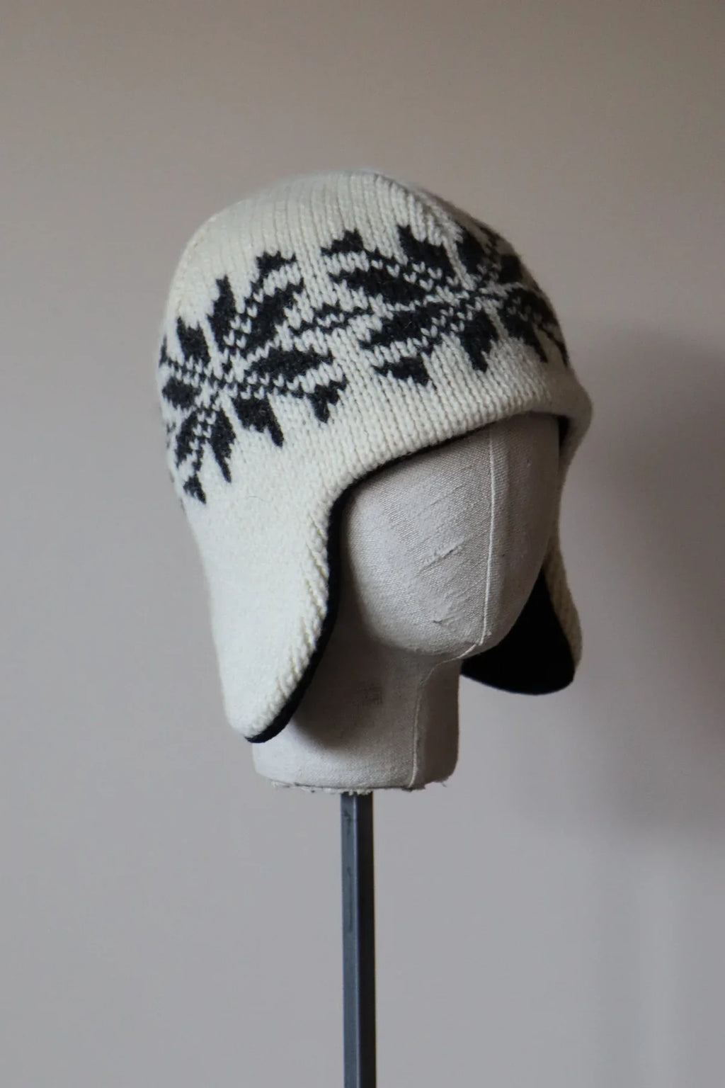 M191F 51 - Noorse Wollen Muts Met Oorwarmer en Fleecevoering - Ecru